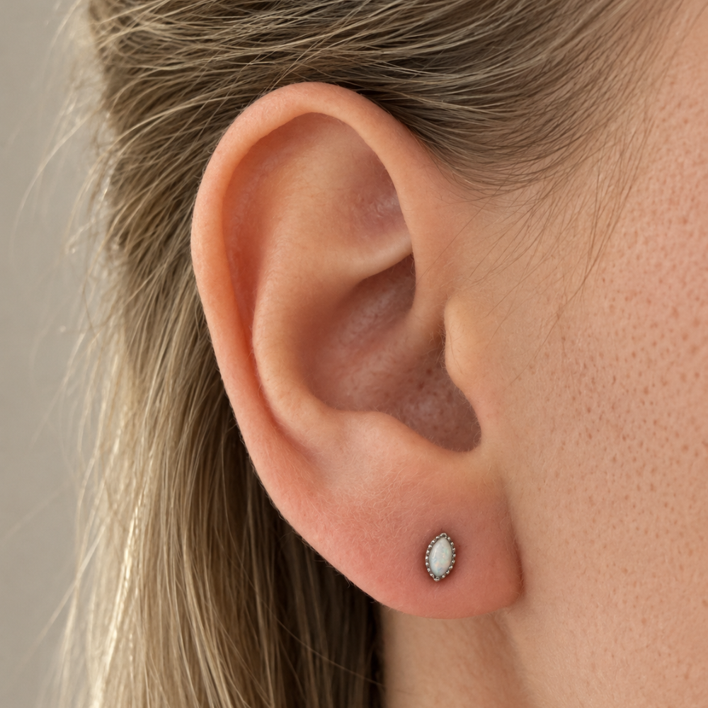 Titanium Labret decoratief ovaal opaal op oor