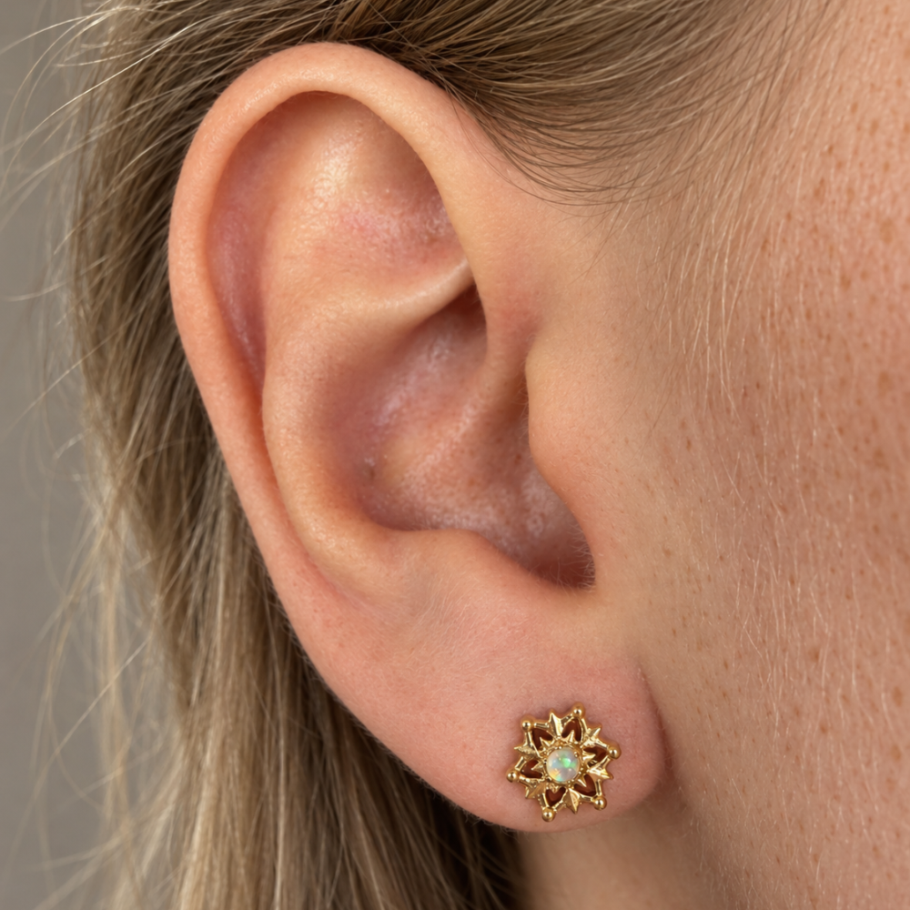 Titanium Labret met decoratieve spreidende bloem op het oor
