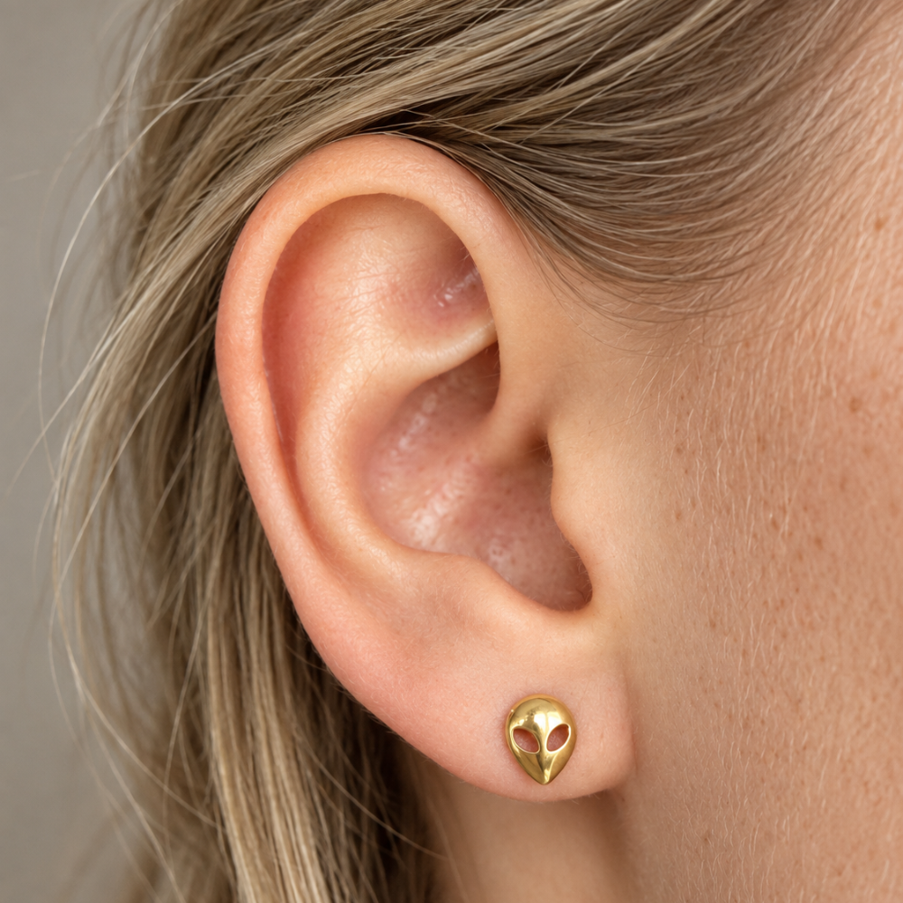 Titanium decoratieve UFO Labret op het oor